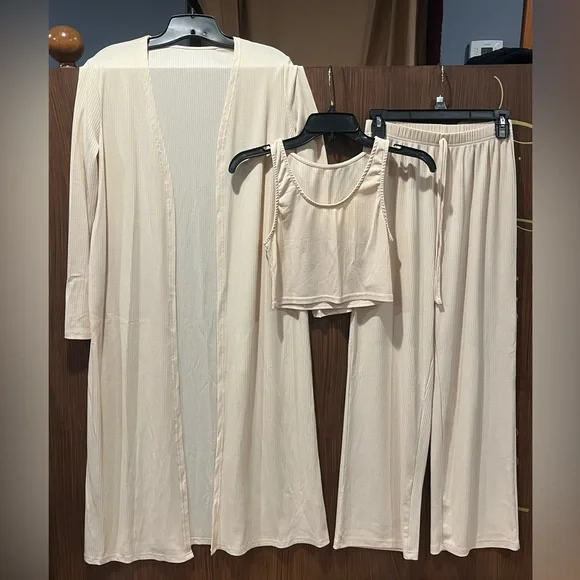 Three Piece Lounge Set - Picture 1 of 8